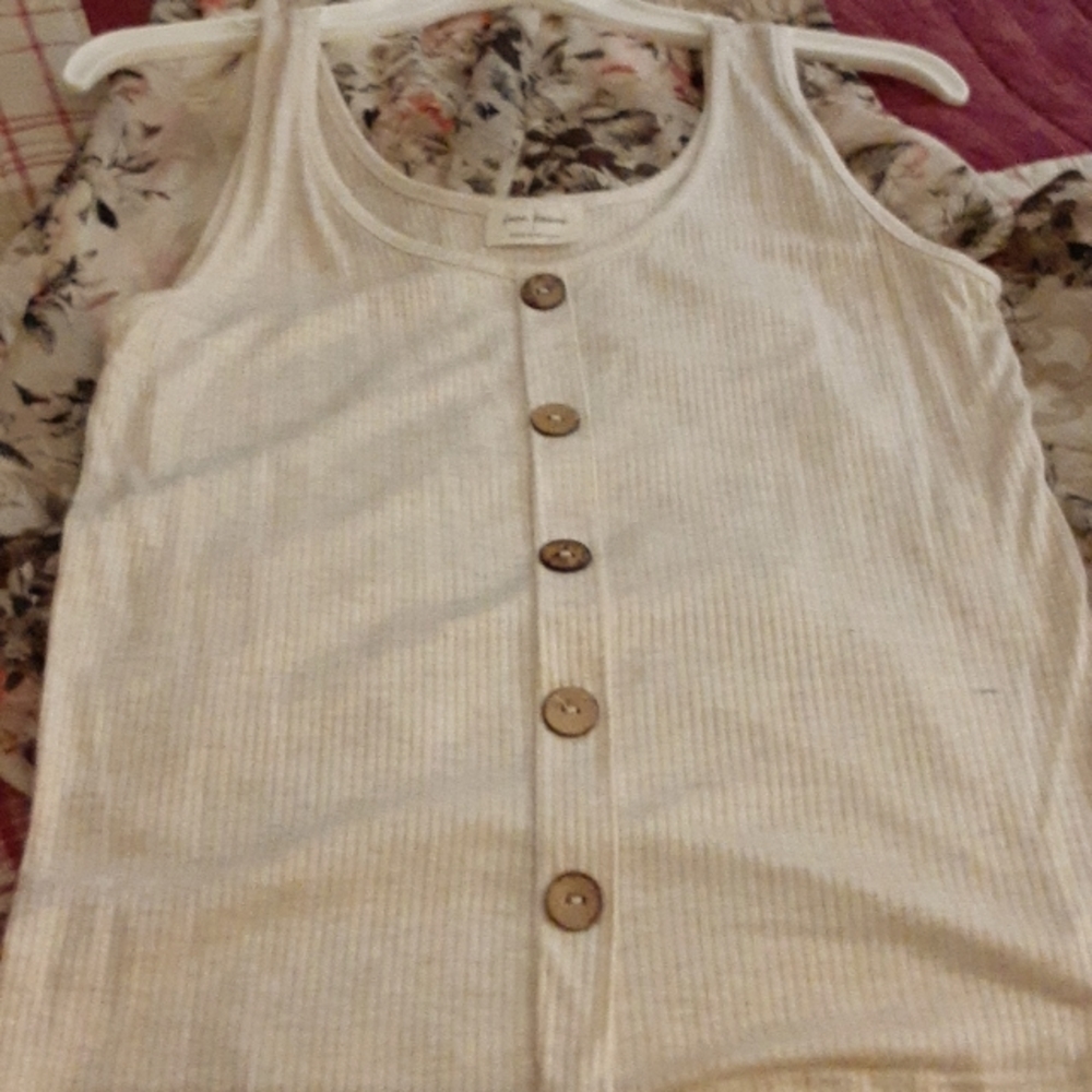 Super lightweight sleeveless tee with 5 brown buttons